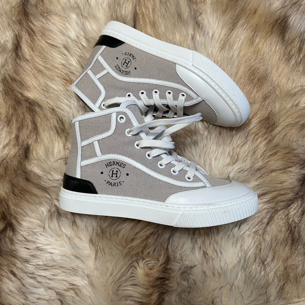 Hermès White and Orange Sole Detail